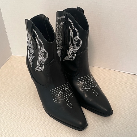 Pizz Annu Shoes - Pizz Annu Black Western Ankle Boots “Misty” Sz 9